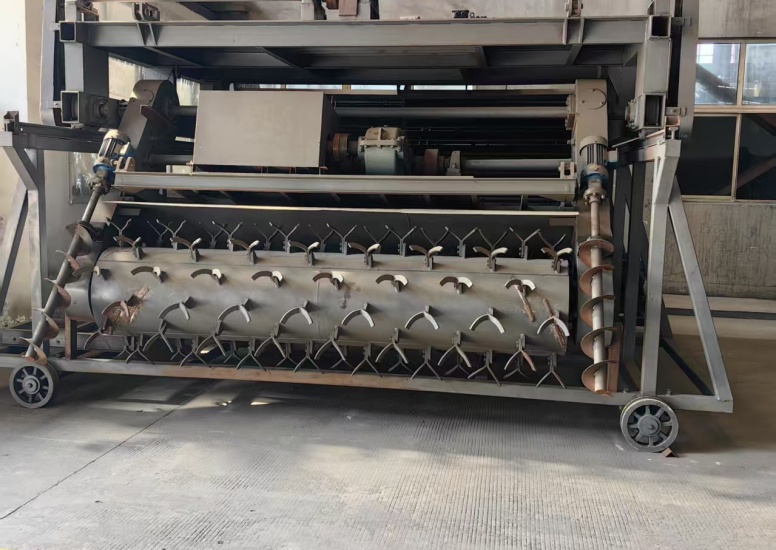 What is a Chain plate compost turner