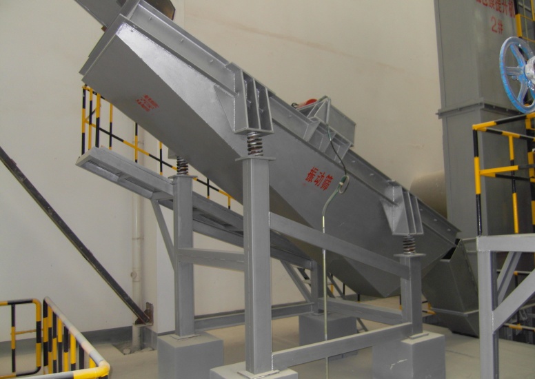 Vibrating screening machine