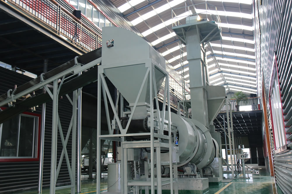 Malaysian customer installs and debugs drum coating machine.