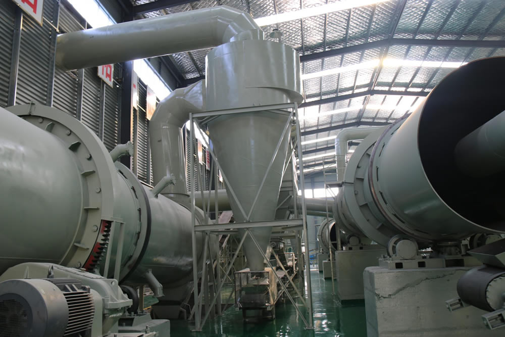 What is included in a set of compound fertilizer production line equipment