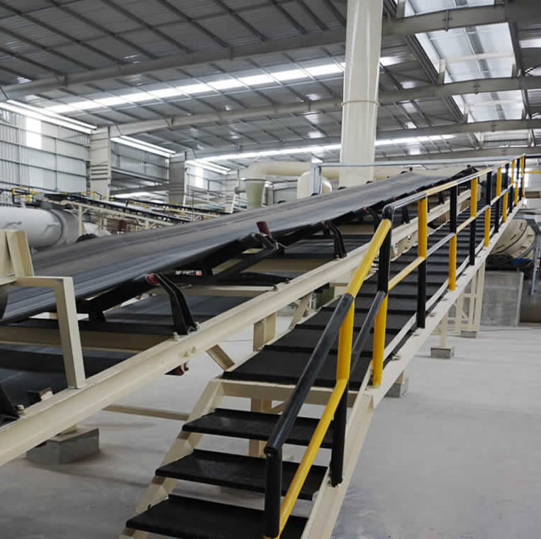 Install and debug the belt conveyor for Malaysian customers.